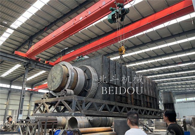 新型多功能花生殼炭化爐裝車完畢,即將發往廣西