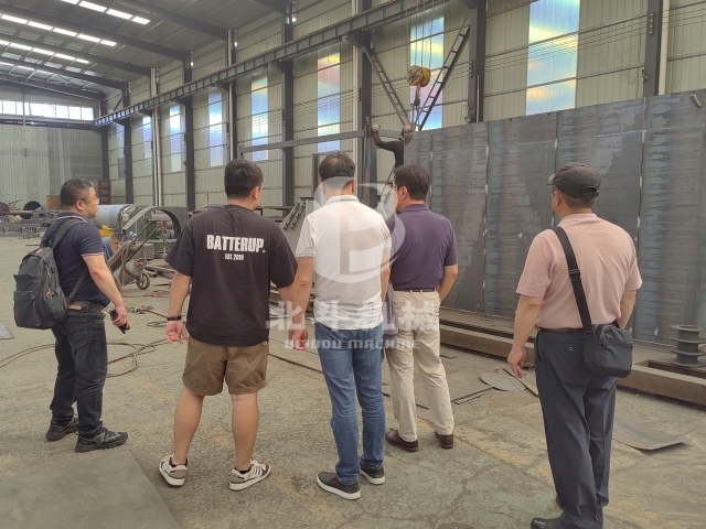 張經理帶領韓國客戶參觀炭化爐制造并探討合作機會